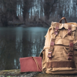 Trousse nomade écoresponsable avec soins solides artisanaux, fabriquée dans le Rhône, idéale pour les voyageurs et randonneurs