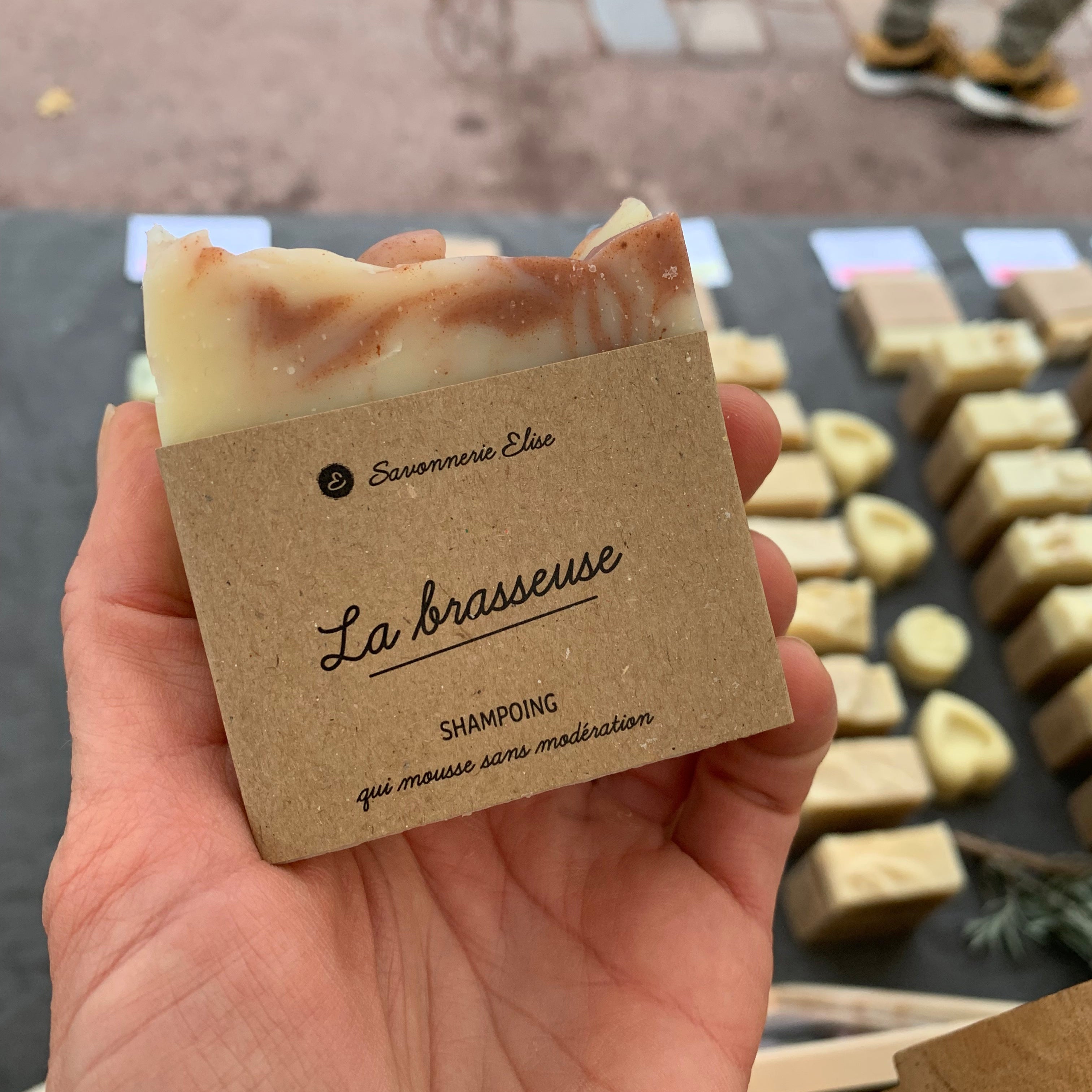 Savon solide - shampoing sans huile essentielle - bière artisanale biologique la farlodoise - brasserie de la Loire - monts du lyonnais .Un savon beige marbrée avec de l'argile rouge. Shampoing qui mousse beaucoup.