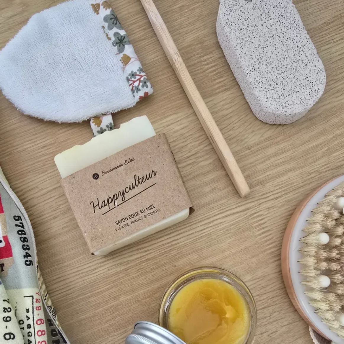 Savon artisanal au miel bio sans huile de palme. Le miel a des propriétés antiseptique