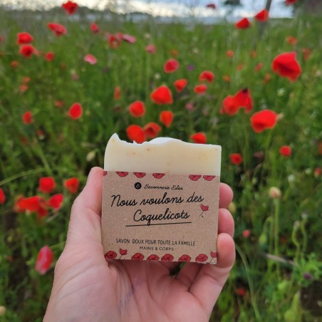 Savon doux aux coquelicots - biologique - riche en karité - fabriqué dans les monts du lyonnais - rhone - biologique. Cueillette à la main