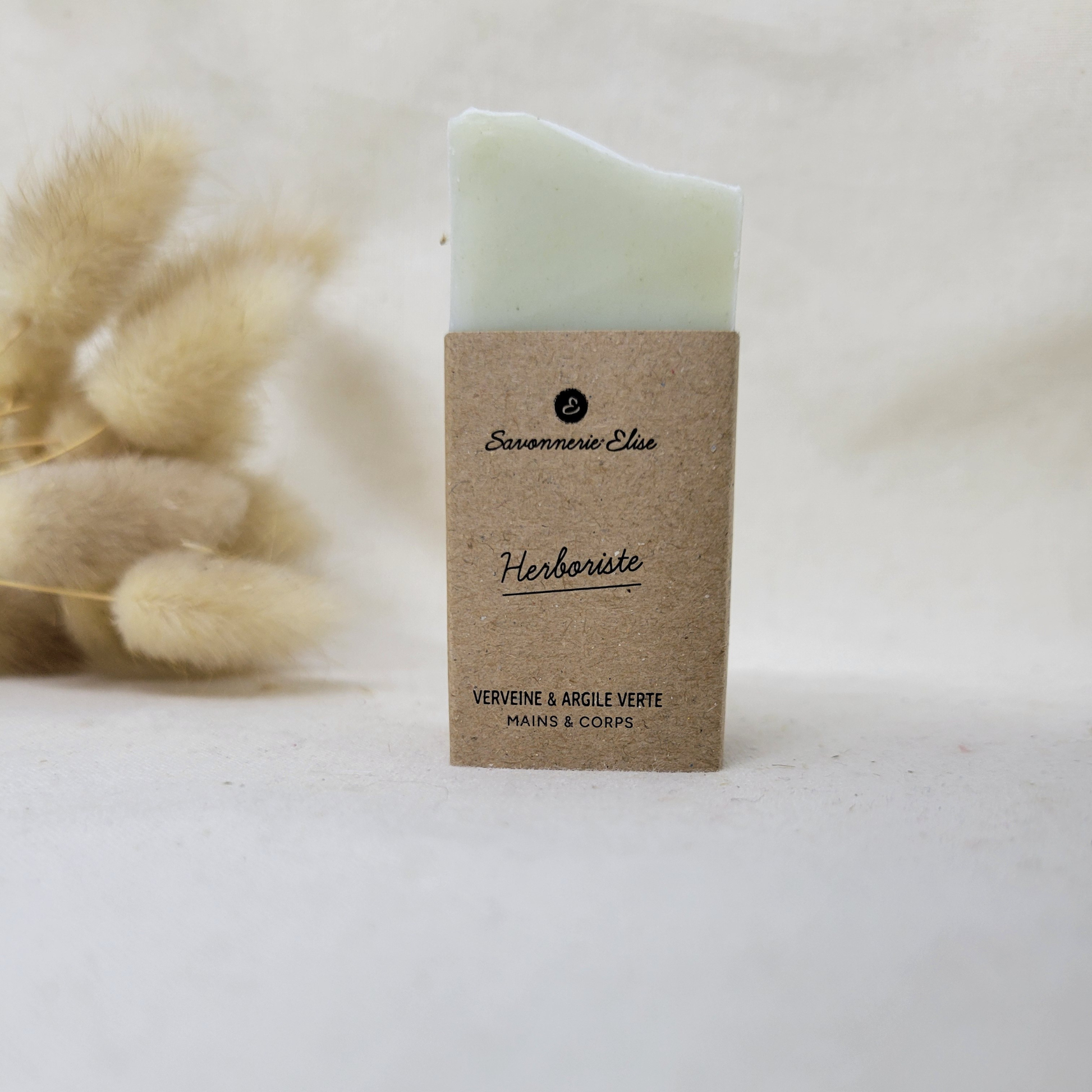 savon à la verveine citronnée - argile verte purifiante - soin pour la peaux mixte à grasse - huile essentielle - fabriqué à la mains dans les monts du lyonnais - savonnerie installée dans le rhône. 