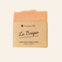 Le savon La Brique est un véritable soin lavant pour le visage, riche en huiles biologiques. Grâce à la saponification à froid, il préserve toute la douceur de ses actifs pour nettoyer et démaquiller votre peau chaque soir, sans l'agresser