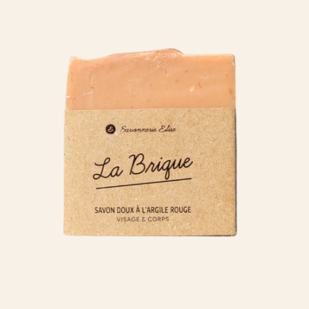 Le savon La Brique est un véritable soin lavant pour le visage, riche en huiles biologiques. Grâce à la saponification à froid, il préserve toute la douceur de ses actifs pour nettoyer et démaquiller votre peau chaque soir, sans l'agresser
