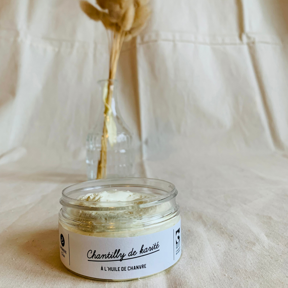 Application de la crème fouettée au beurre de karité et huile de chanvre, hydratation intense pour peaux sèches sans laisser de film gras