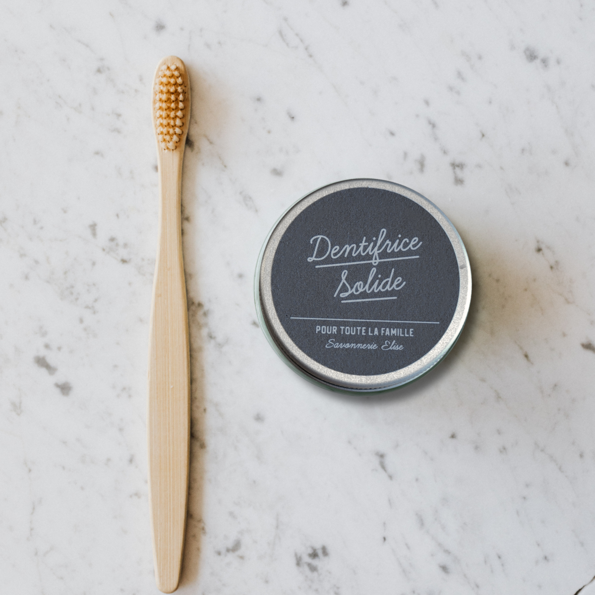Dentifrice solide naturel au charbon végétal activé et citron, soin blanchissant artisanal fabriqué en France par la Savonnerie Elise