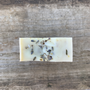 Détail des fleurs de lavande séchées intégrées dans un savon surgras artisanal Nature et Progrès.