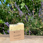 avon à la lavande La Lavandière sur un porte-savon en bois dans une salle de bain zéro déchet.