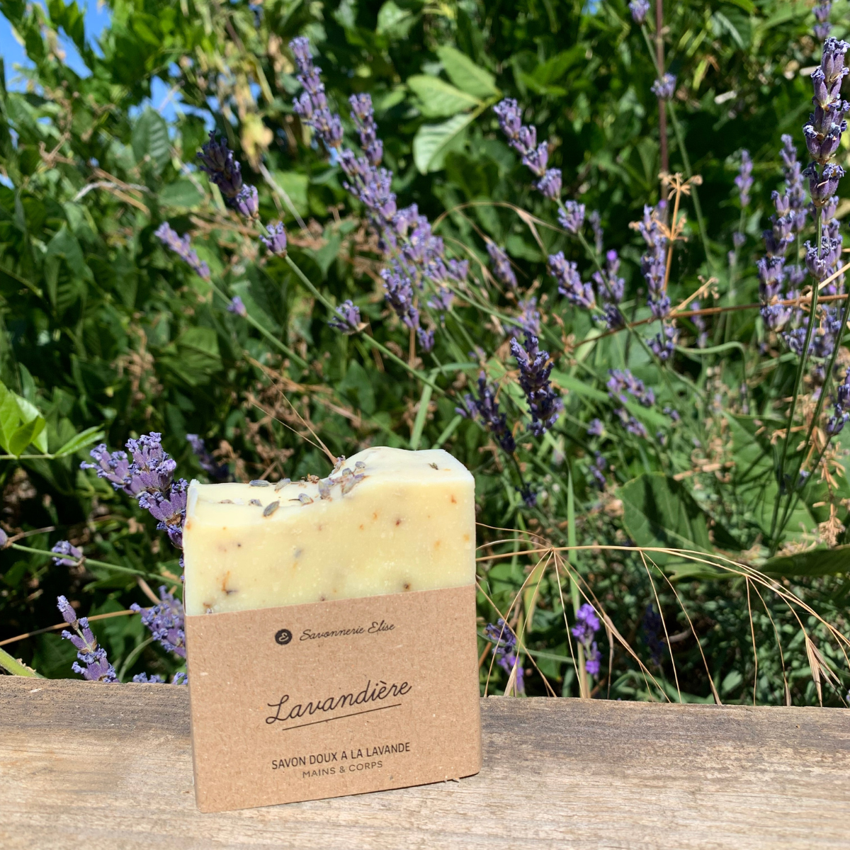 avon à la lavande La Lavandière sur un porte-savon en bois dans une salle de bain zéro déchet.