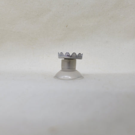 porte savon avec ventouse alimenté et clip inox. la ventouse se fixe sur une parois vitrée ou une faïence . le clip en inox s'enfonce dans le savon. Le savon est donc en suspension. 