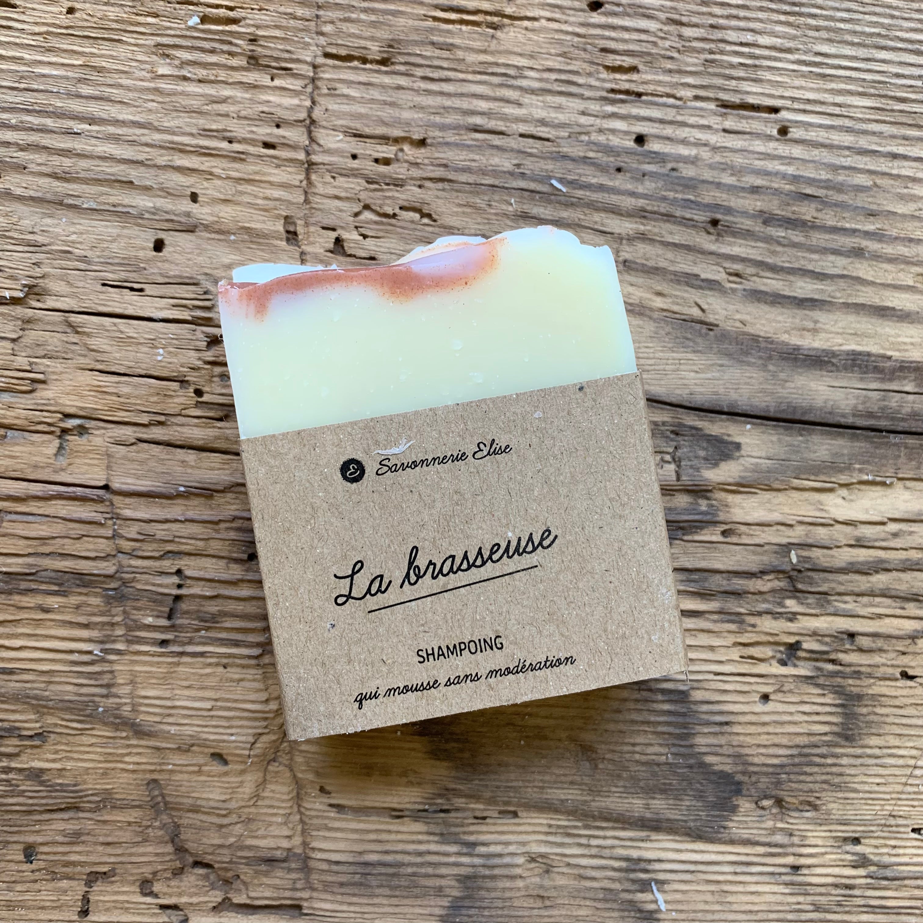 savon shampoing en saponification à froid - doux - sans huile essentielle - argile rouge - huile de ricin et huile de coco. Savon sans huile de palme. des ingrédients biologique. fabriqué ) la mains dans le rhône. 