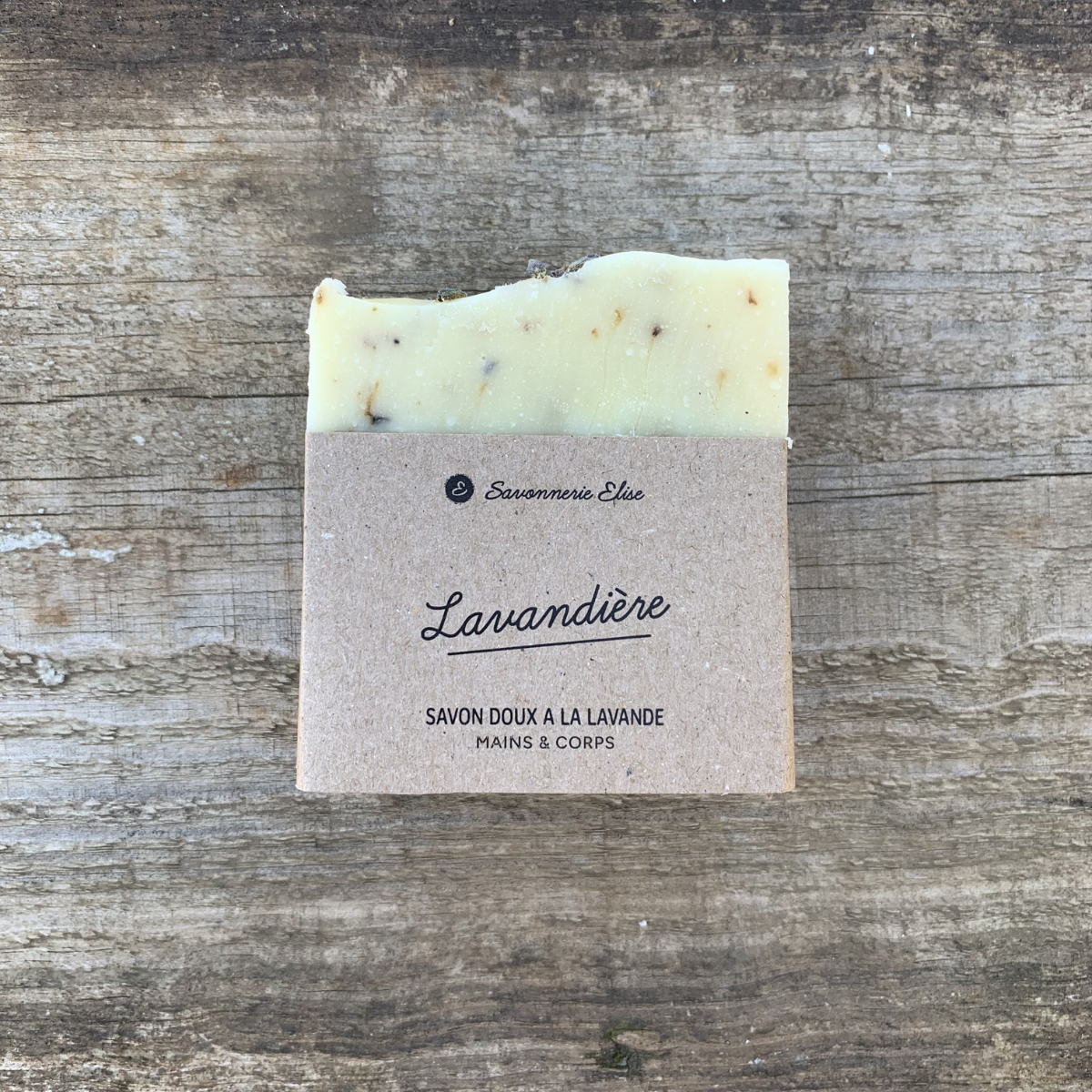 Savon artisanal La Lavandière saponifié à froid parsemé de véritables fleurs de lavande bio
