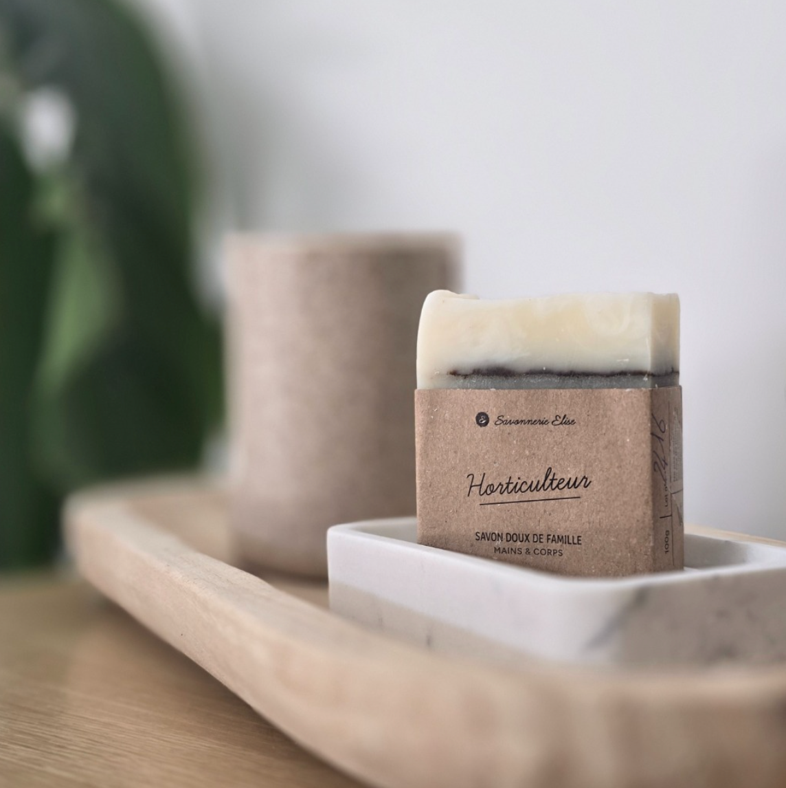 Savon solide artisanal L'Horticulteur à l'ortie purifiante, savon naturel fabriqué en France par la Savonnerie Elise pour peaux mixtes