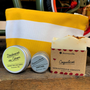Trousse de toilette ambiance plage 20x15cm avec savon coquelicot, déodorant voyage 30ml et baume à lèvres. Cadeau fête des mères édition limitée.