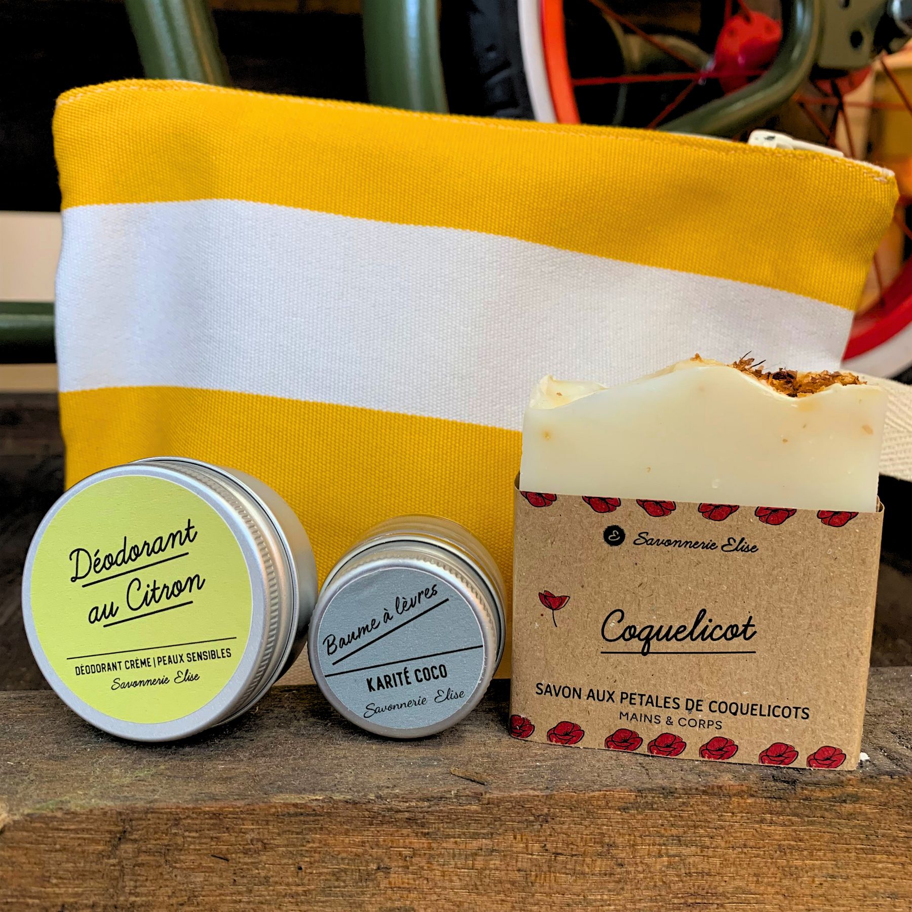 Trousse de toilette ambiance plage 20x15cm avec savon coquelicot, déodorant voyage 30ml et baume à lèvres. Cadeau fête des mères édition limitée.