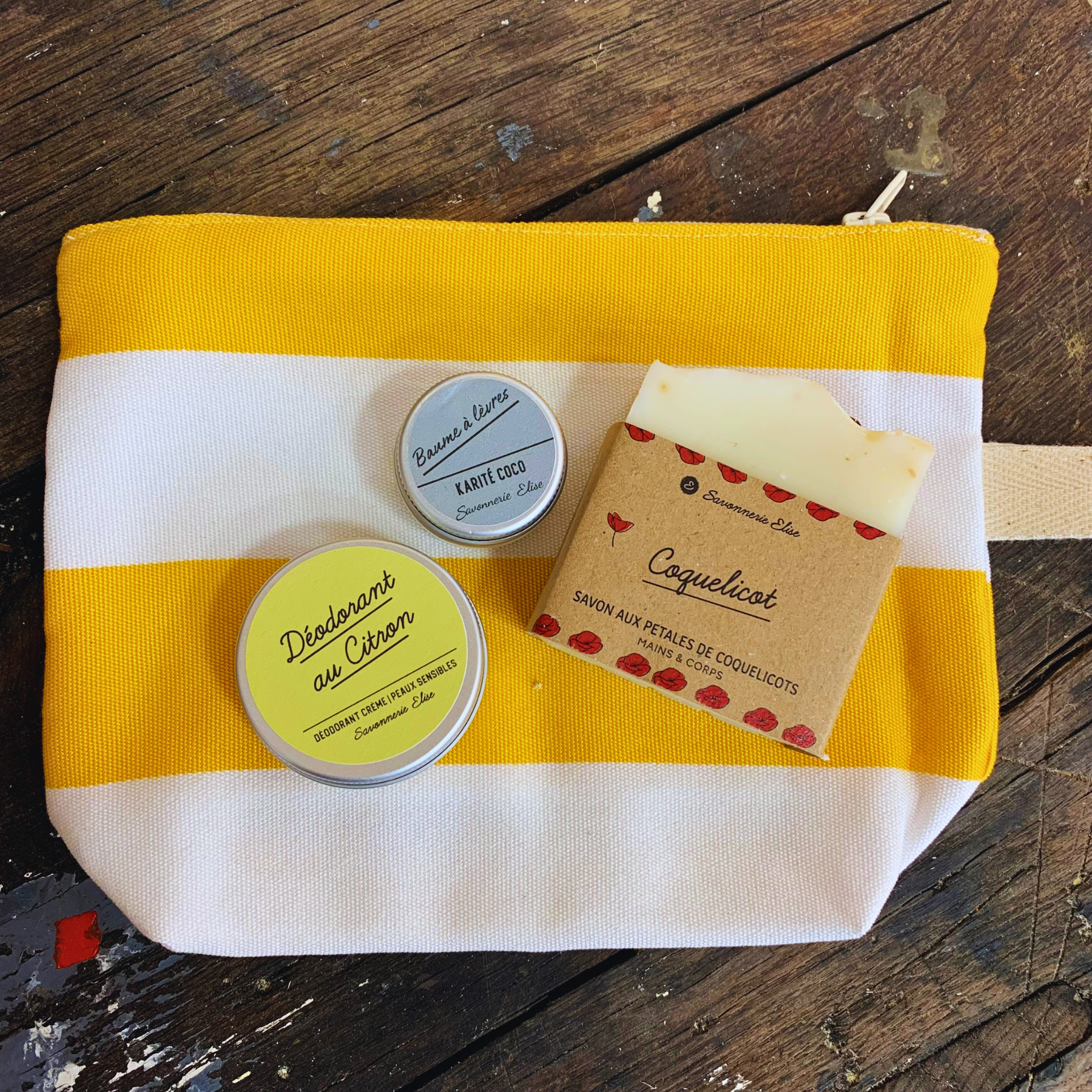 Glissez l'esprit des vacances dans votre valise avec ce kit de cosmétiques naturels en édition limitée. Cette trousse de toilette écoresponsable, au motif balnéaire et estival, a été pensée pour toutes vos escapades, petits week-ends ou déplacements professionnels.